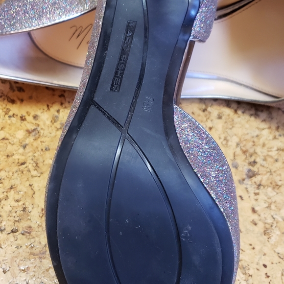 Marc Fisher heels size 7 1/2, the sole has a little grip too - Picture 5 of 7
